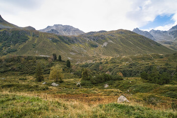 Fototapeta na wymiar Herbstliche Berglandschaft in den Alpen in Österreich, Ruhe und Wandern