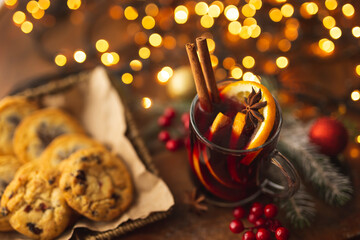 Red mulled wine and chocolate chip cookies