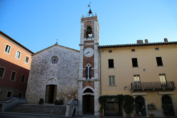 Fototapeta na wymiar The church of San Francesco in the town of San Quirico D'Orcia