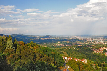 Fototapeta na wymiar Panorama su Biella e Pianura Padana dal Santuario di Graglia