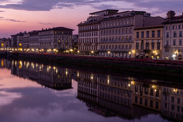 Vue du fleuve l'Arno à Florence, Italie au coucher de soleil.