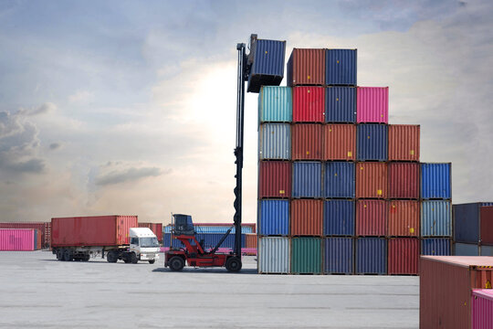 Inland shipping of containers with a container handler
