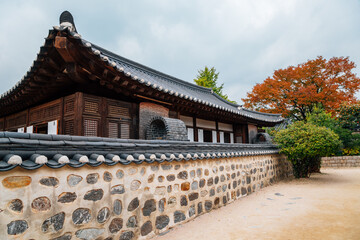 Fototapeta premium Korean traditional house with autumn maple leaves at Namsangol Hanok Village in Seoul, Korea