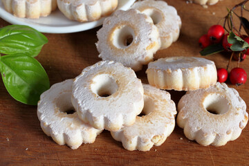 Biscotti canestrelli su tavola di legno e visti dall'alto.
