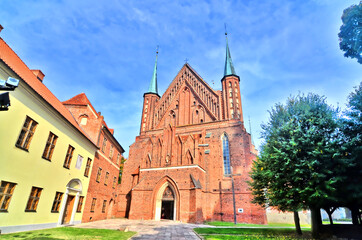 Fototapeta na wymiar Zespół katedralny na wzgórzu złożony z katedry i obwarowań katedralnych we Fromborku, Polska