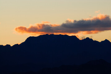 夕焼けの山