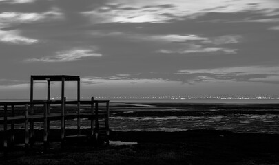 Atardecer en paseo marítimo de bahía sur con puente de madera