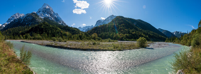 Ahornboden Panorama mit ersten Schnee im Karwendelgebirge in Tirol Österreich