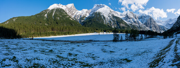 Ahornboden Panorama mit ersten Schnee im Karwendelgebirge in Tirol Österreich
