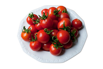 Frisch gewaschene Cocktailtomaten auf einem wei&szlig;en Teller