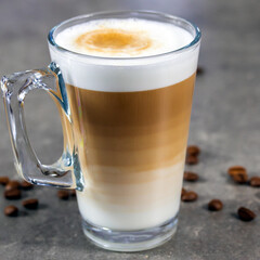 tasse de cappuccino sur une table en bois
