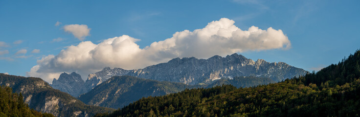 Fototapeta na wymiar Wilder Kaiser Panorama vom Hechtsee mit Wolken und ersten Schnee im September