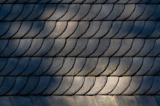 Schiefer Fassade Schutz Wand Mauer Haus Stein Bergwerk &uuml;berlappen Struktur Hintergrund anthrazit grau Muster Raster Deutschland Sauerland Iserlohn Altstadt Handwerk N&auml;gel Wetter typisch Sonne Schatten