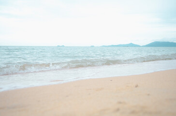 Fototapeta na wymiar The waves hit a beautiful beach on one of the islands of Thailand.