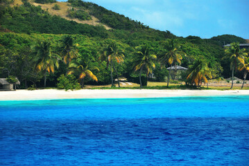 malownicza karaibska wysepka Petit Saint Vincent w lutym. Widok od strony morza. Biały piasek,...