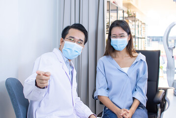 Fototapeta na wymiar Asian woman wearing mask and consult Ophthalmologist about her short eyesight