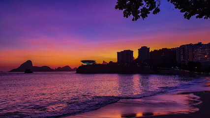 Pôr do Sol no verão em Niterói, Rio de Janeiro / Brasil. © @renatopmeireles