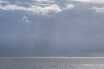 Segelschiff und Regenwolken 