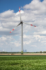 Windrad im Feld, ökostrom