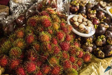 Rambután en un puesto de un mercado de tailandia.