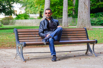 Portrait d'un homme assis dans un parc