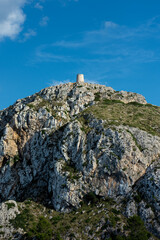 Torre aislada encima de montaña