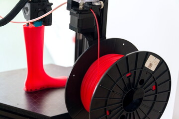 3d printer printing plastic last shoe prototype from red filament - obrazy, fototapety, plakaty