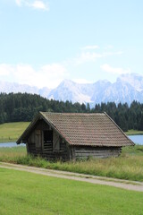 Fototapeta na wymiar Beautiful lake Geroldsee with the romantic Karwendel mountains in the background
