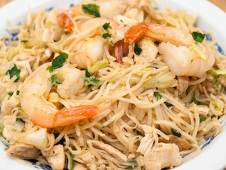 Stir-fried noodles with shrimp, chicken and vegetables