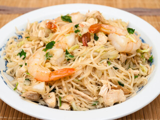 Stir-fried noodles with shrimp, chicken and vegetables