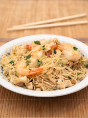 Stir-fried noodles with shrimp, chicken and vegetables