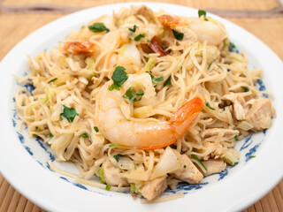 Stir-fried noodles with shrimp, chicken and vegetables