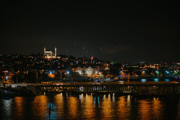 Obraz premium beautiful and modern Istanbul at night. A fusion of Asian and European culture in one city. history and modernization in one place.