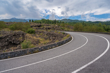 Kurve am Hang des Ätna als Metapher für den kurvigen Weg bergauf