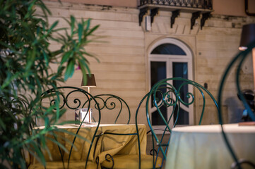 Stühle und Tische eines edlen Restaurants in einer Altstadt