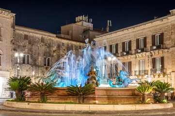 Brunnen der Artemis auf dem Archimedes Platz in der Altstadt von Ortygia