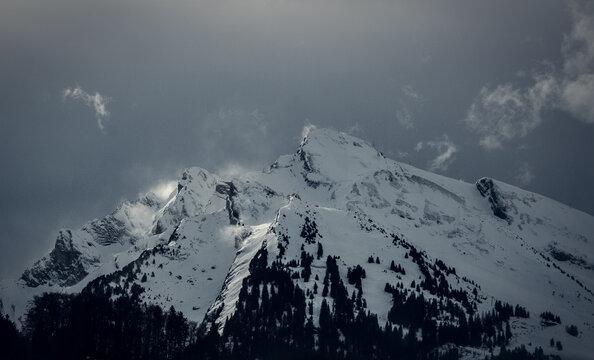 sommet enneig&eacute; avec bourrasque de vent d'une montagne dans les alpes en France &agrave; La Clusaz
