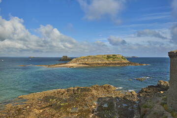 Fototapeta na wymiar Grand Be and Petit Be islands in Saint Malo, Brittany, France