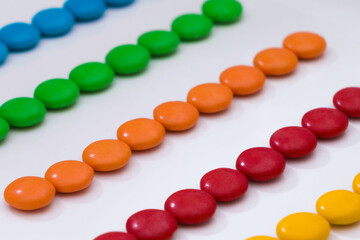 Confites de Chocolates en base blanca, simetria por colores