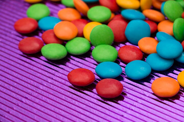 Confites de Chocolates en base de color  violeta en caida