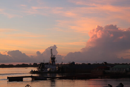 atardecer en la ciudad de villeta paraguay