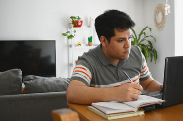 adult man with black hair and gray shirt making different expressions in front of a computer and cell phone