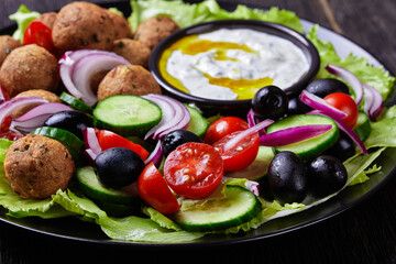 Platter of falafels with vegetables with tzatziki