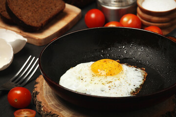 Fried egg with tomatoes and bread