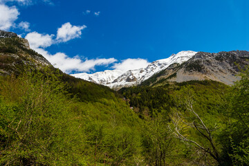 Fototapeta na wymiar Landscape view of mountains with snowy peaks. Huesca, Aragon