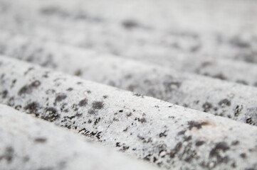 Telha de fibrocimento com a apareência bem antiga