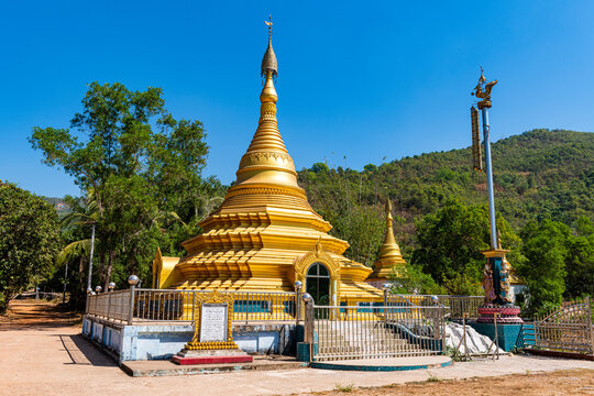 Golden stupa, Win Sein Taw Ya outside Mawlamyine, Mon state