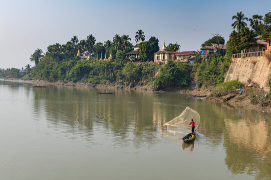 Fisherman on the Ye River, Ye, Mon state