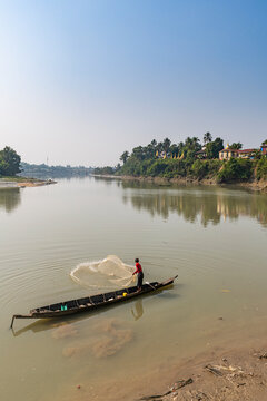Fisherman on the Ye River, Ye, Mon state