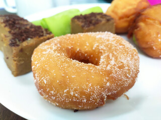 Malaysian cakes are on display for sale on the table. Sort by type to make it easier for customers to buy.